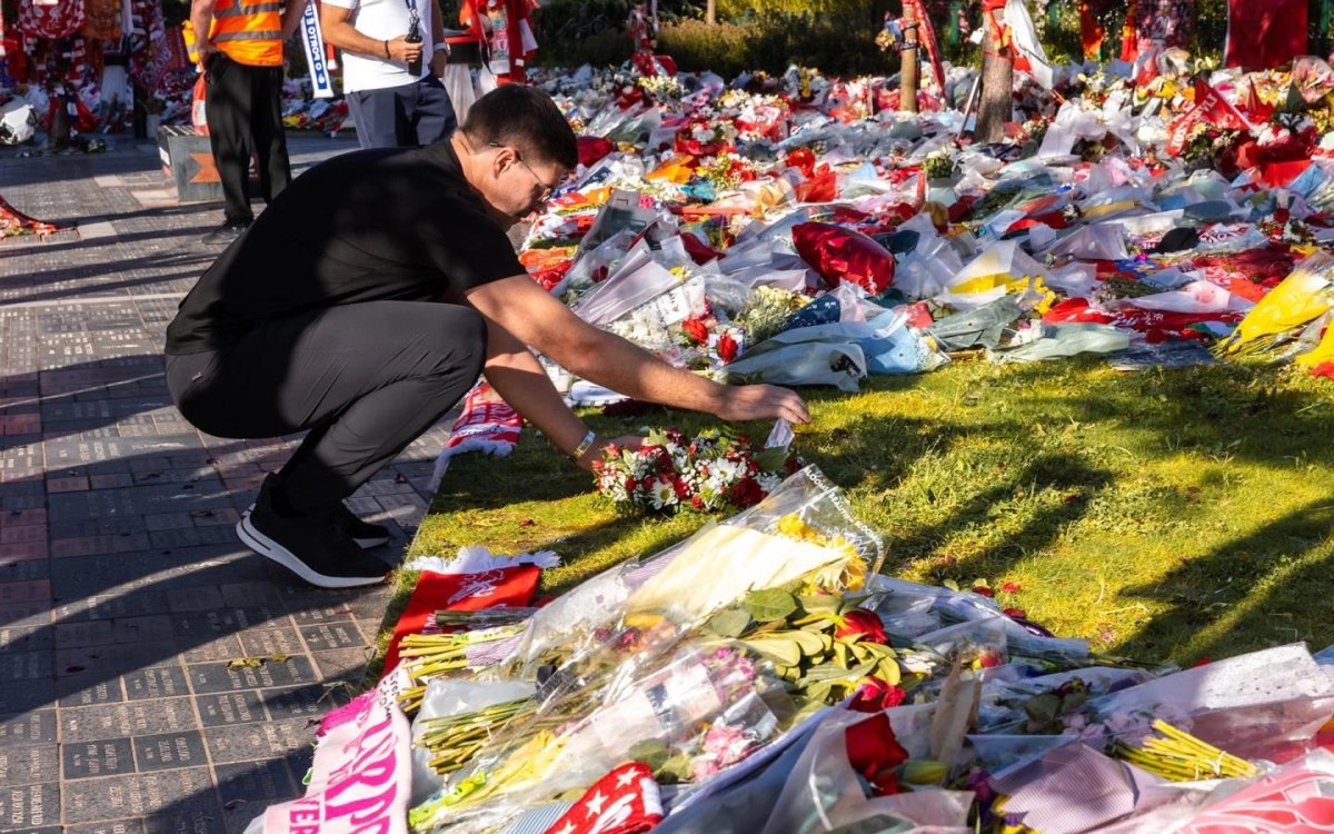 Liverpool Legend Steven Gerrard Pays Respect To Diogo Jota And Andre Silva