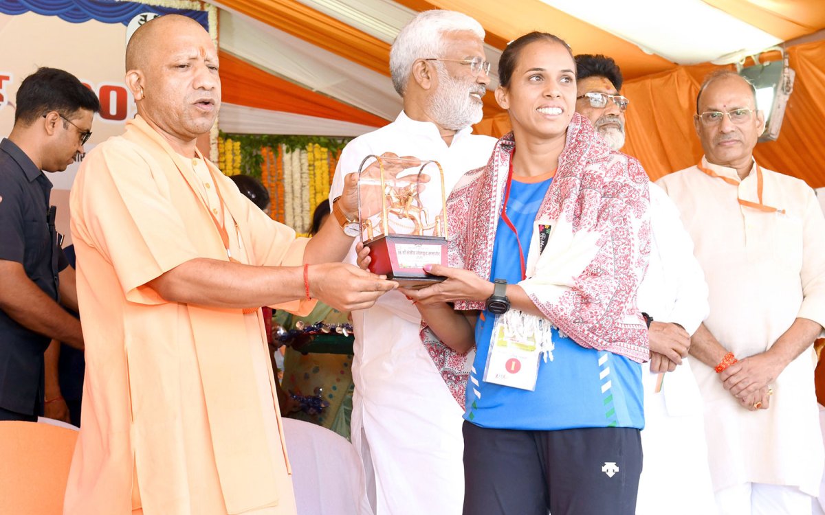 At 36th Regional Sports Meet, CM Yogi Honours Outstanding Players, Offers Success Mantra  
