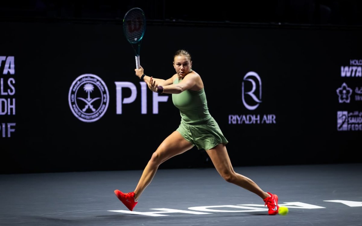 Anisimova dispatches Swiatek to reach semifinals at WTA Finals