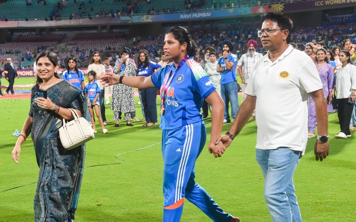 'Dard hai, sochna nahi hai': Richa Ghosh's coach reveals how she played with pain in WC knockouts