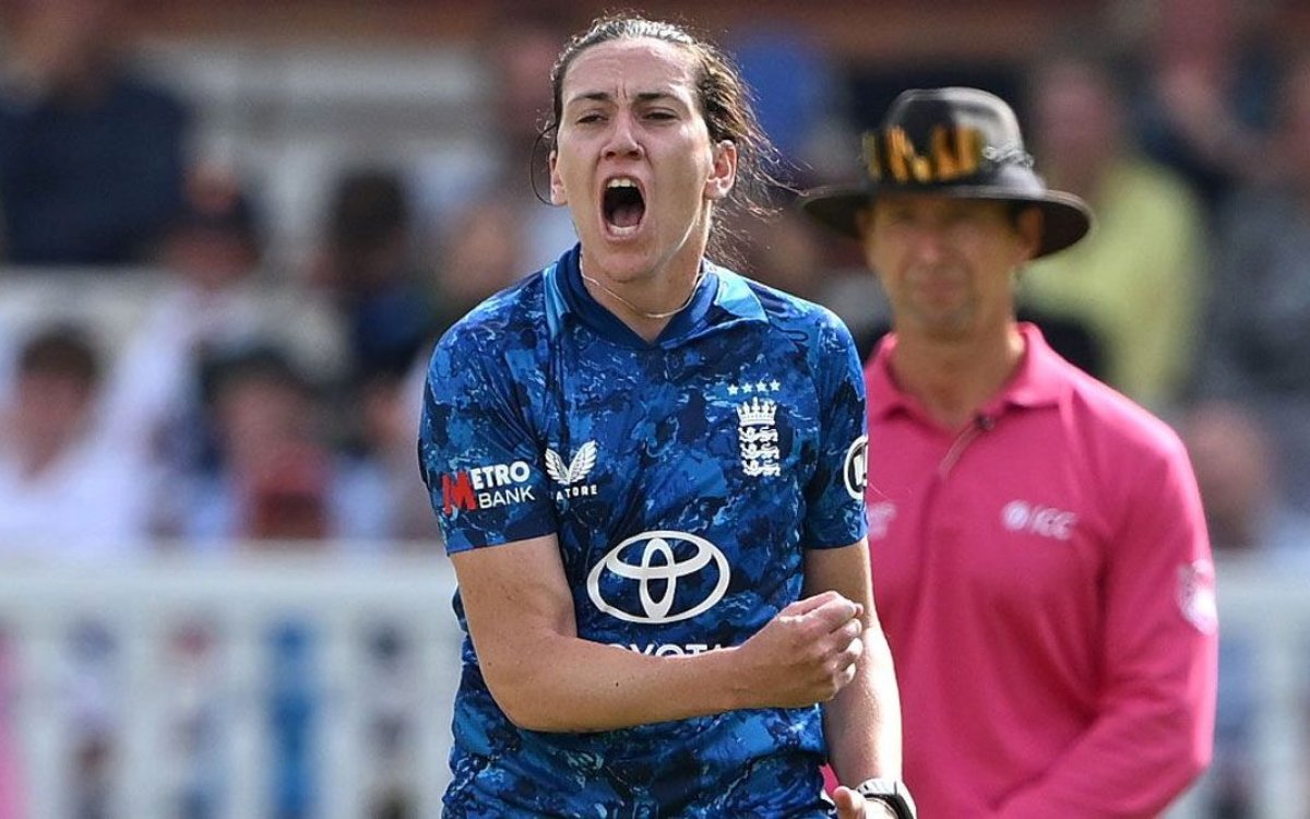 Em Arlott Signs First WBBL Contract With Sydney Thunder