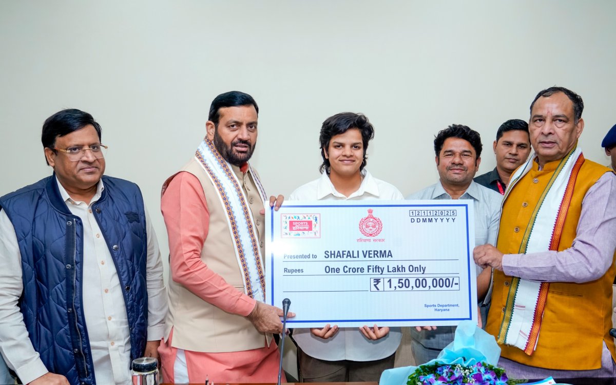 Haryana CM Saini Gives Rs 1.50 Crore Cheque To Cricketer Shafali Verma