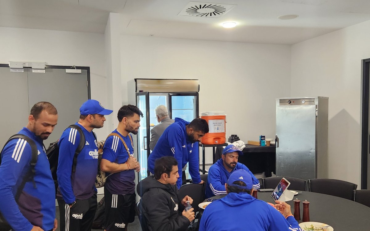 Indian team watches IND-SA final from Hobart to shower support to home side