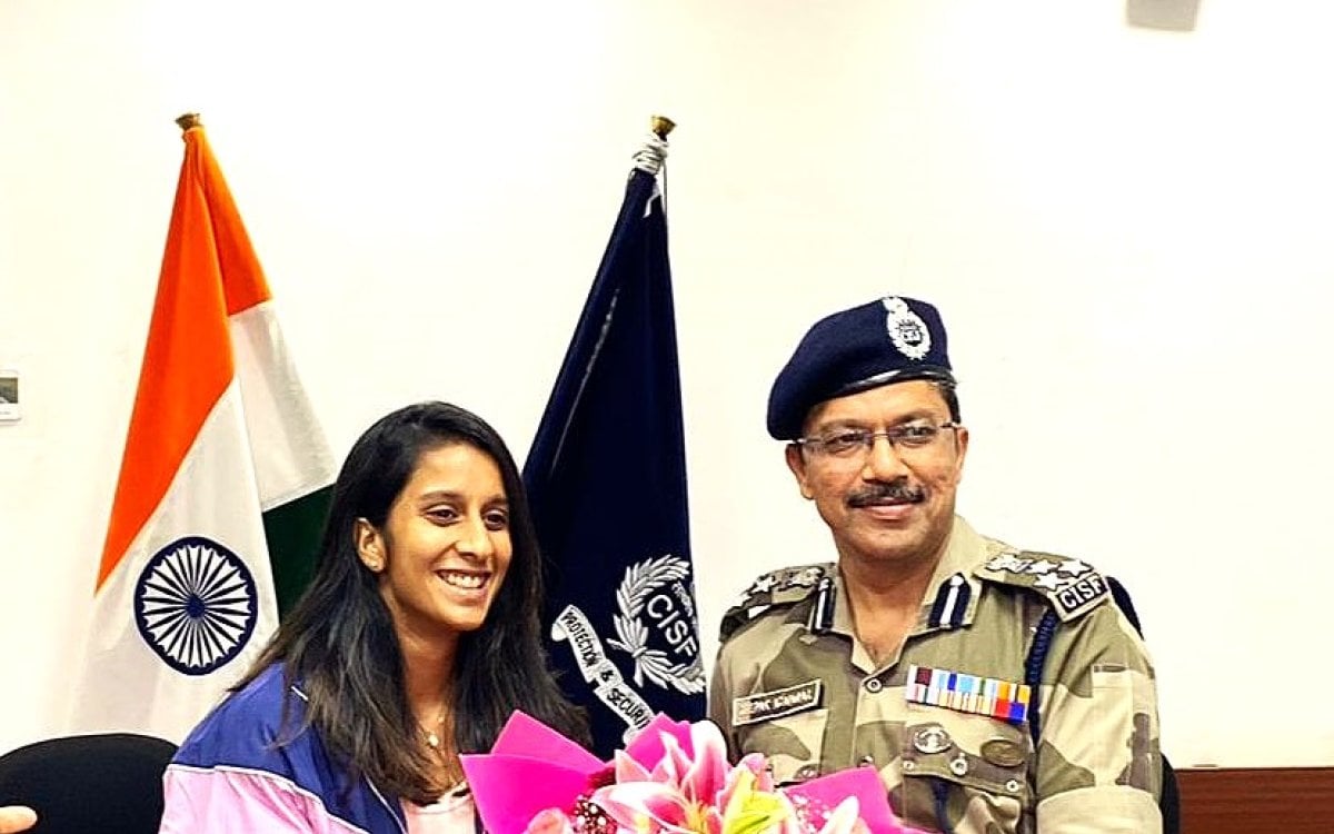 Jemimah Rodrigues Honoured By CISF Personnel At ASG Mumbai Airport