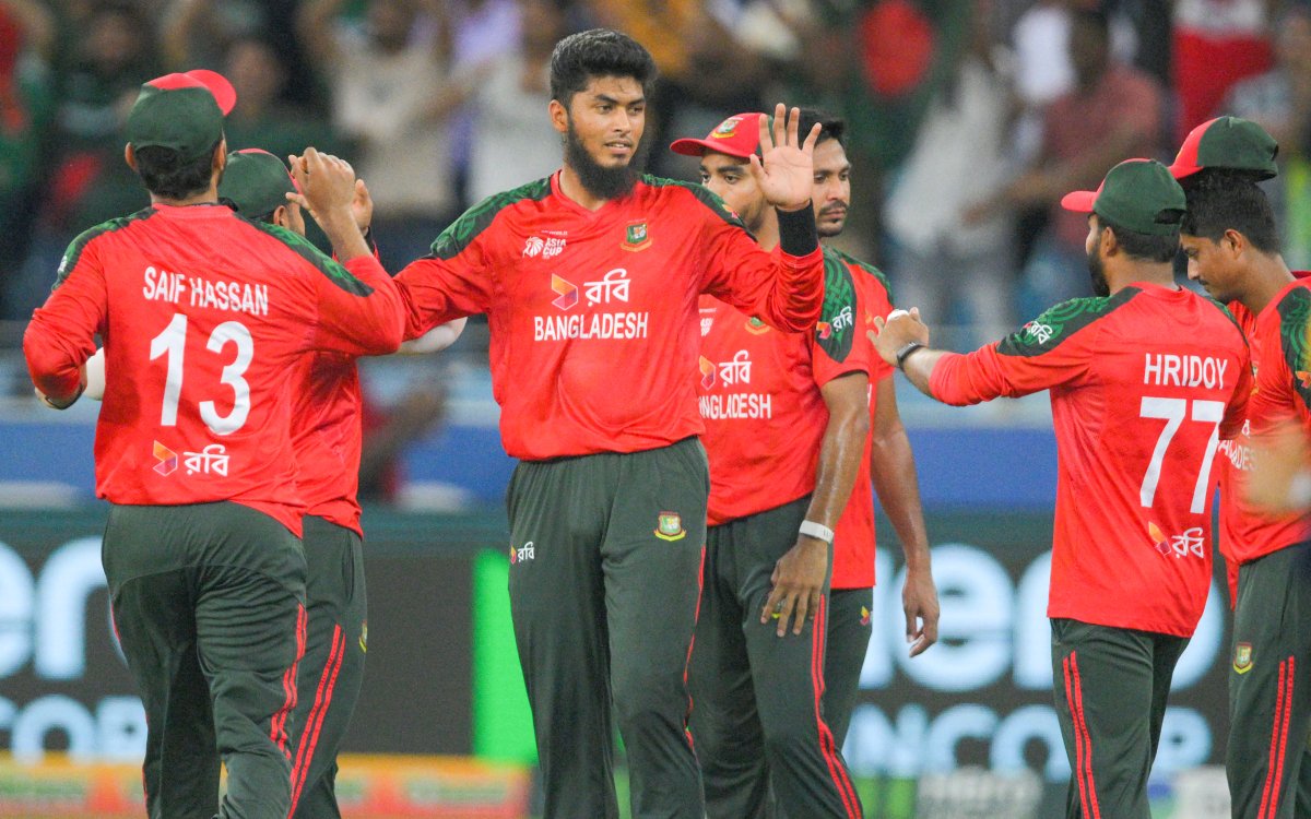 Mushtaq Ahmed wants Rishad Hossain to master flipper, top-spin and slider