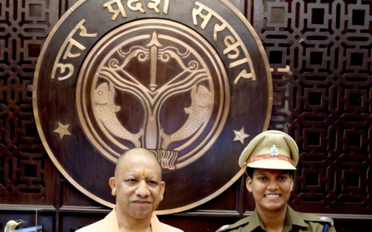 UP CM Yogi Adityanath meets DSP-cum-cricketer Deepti Sharma