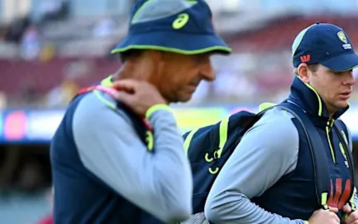 Ashes: 'Vestibular issue' forces Smith out of Adelaide Test 20 minutes before toss