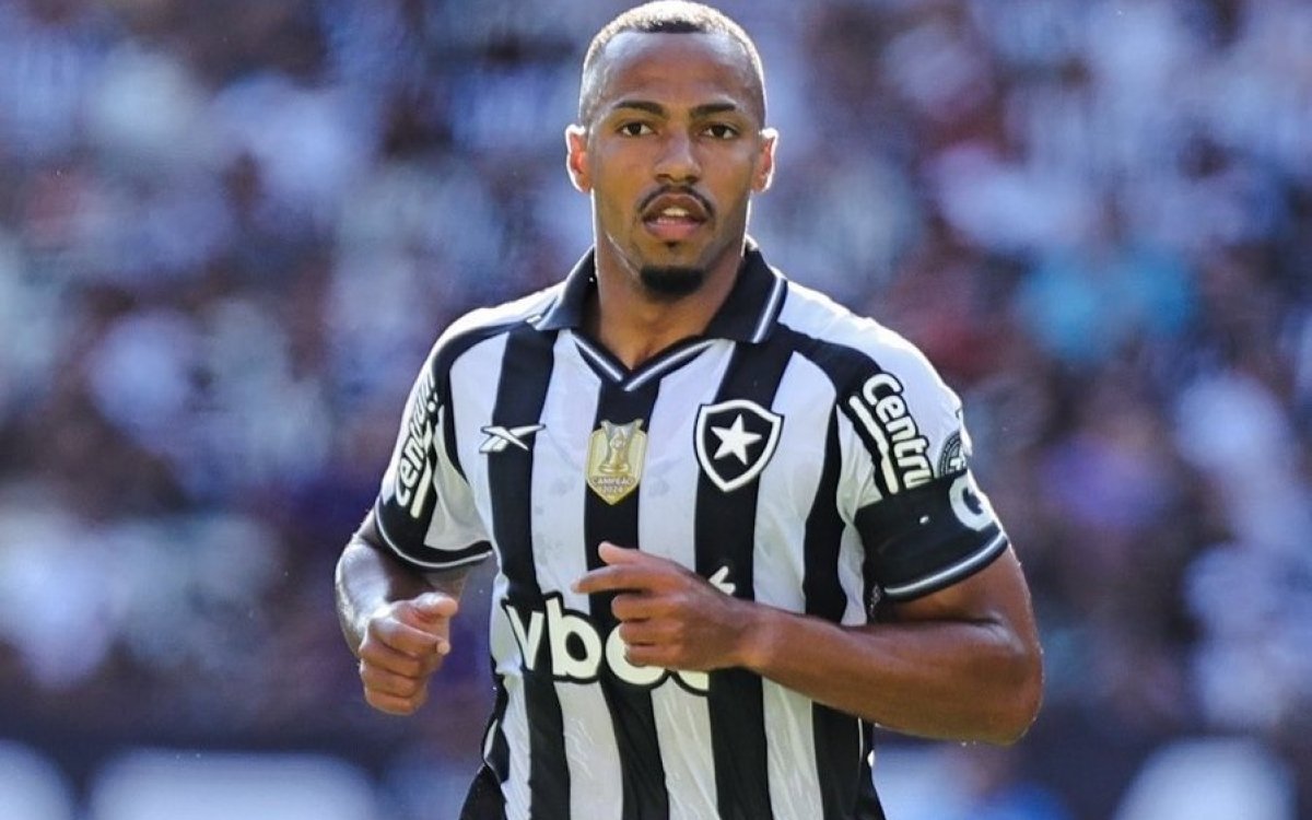 Football transfer watch: Palmeiras eyeing Botafogo captain Freitas