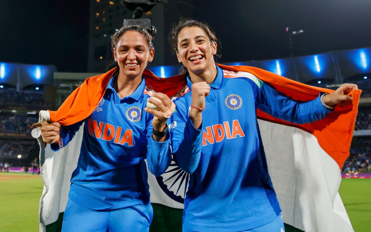 Mandhana congratulates Harmanpreet after PCA unveil stand in her honour