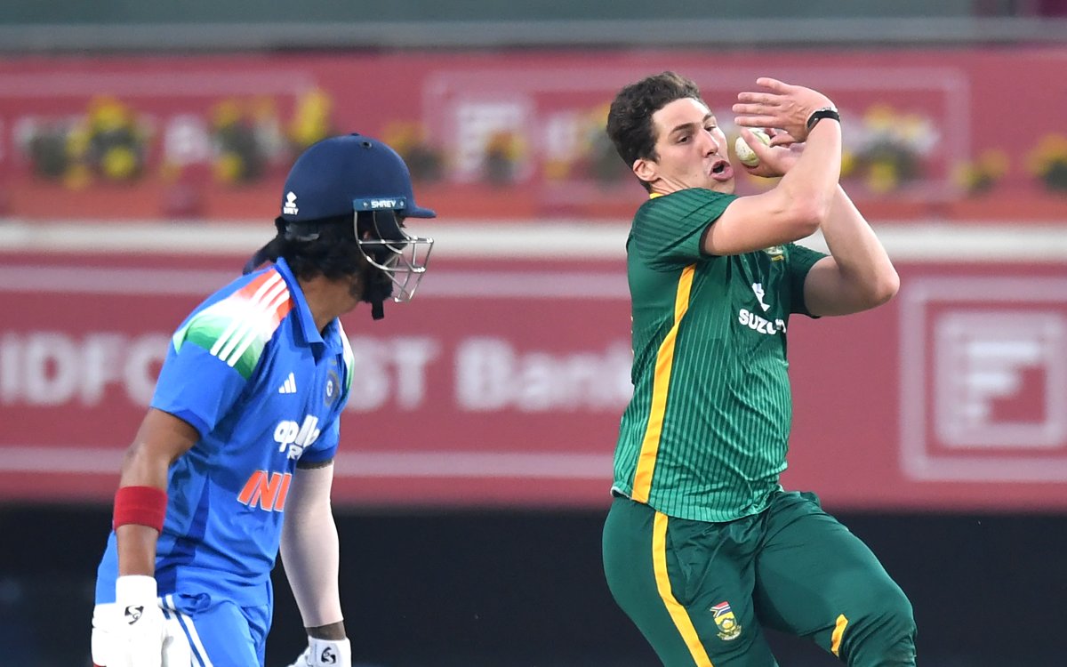 Nandre Burger, Tony de Zorzi ruled out of third ODI against India