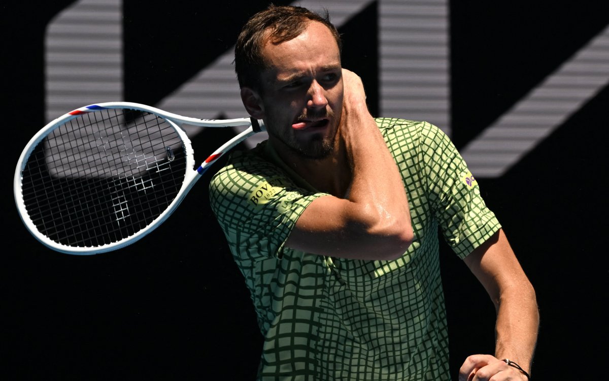 Aus Open: Medvedev makes vintage comeback against Marozsan to enter Rd-4
