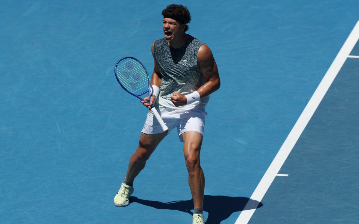 Aus Open: Shelton edges past Humbert in opening round thriller