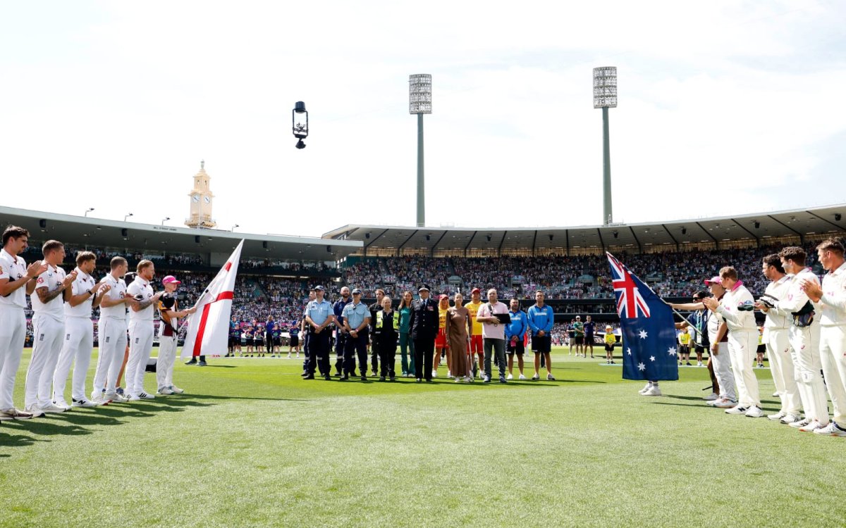 Australia, England teams pay tribute to Bondi shooting victims, first responders at SCG