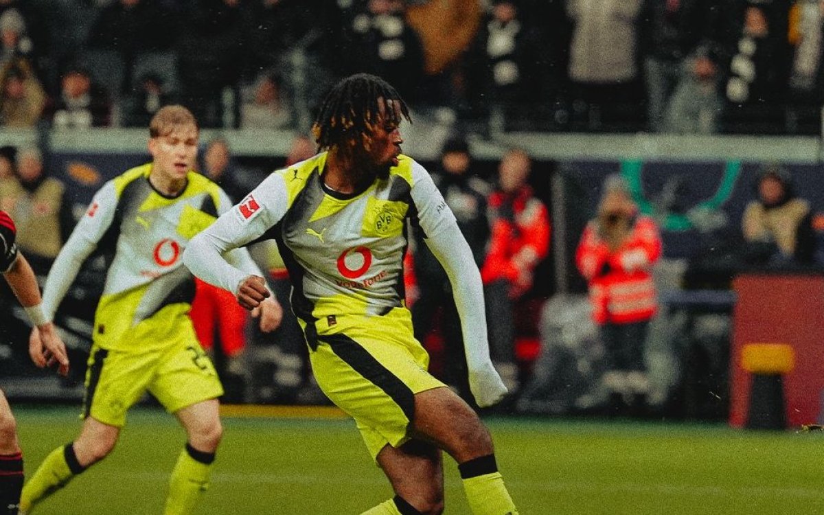 Football: Wasteful Dortmund snatch late point in Frankfurt thriller