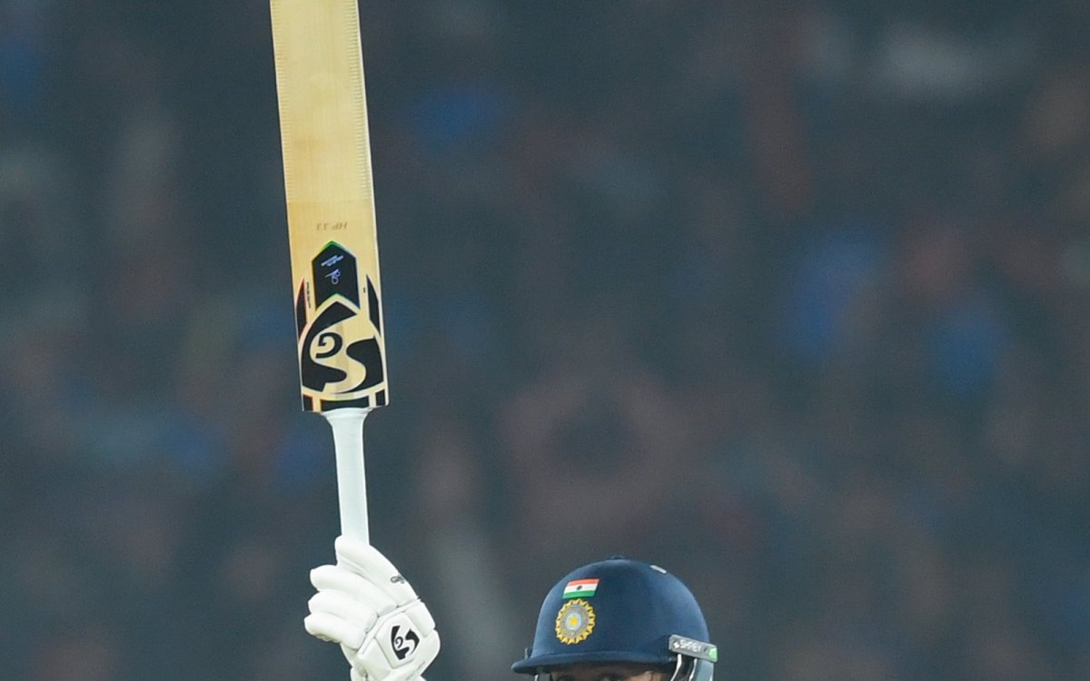 Hardik Pandya slams five sixes in an over to score maiden Vijay Hazare Trophy century