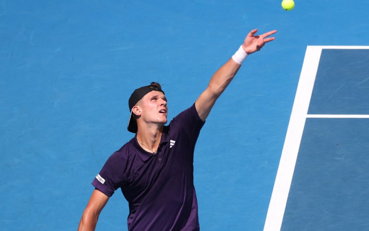 Mensik beats Baez to clinch Auckland crown