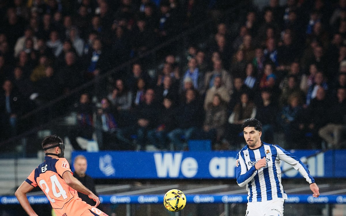 Real Sociedad beat Barca as La Liga title race tightens