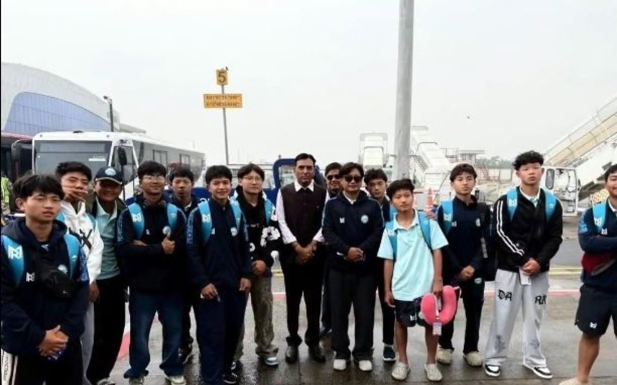 Sports Minister Mandaviya meets Arunachal Pradesh U-16 Team at Surat Airport