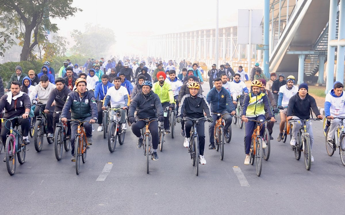 Strong leadership is only possible with healthy body, says Mandaviya at 56th Fit India Sundays on Cy