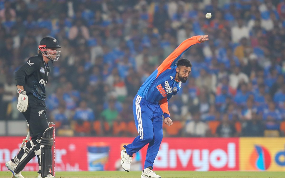 Varun Chakaravarthy is a magician, make no mistake: Gavaskar