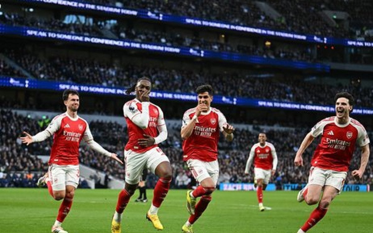 Arsenal thrash Spurs to keep five-point Premier League lead