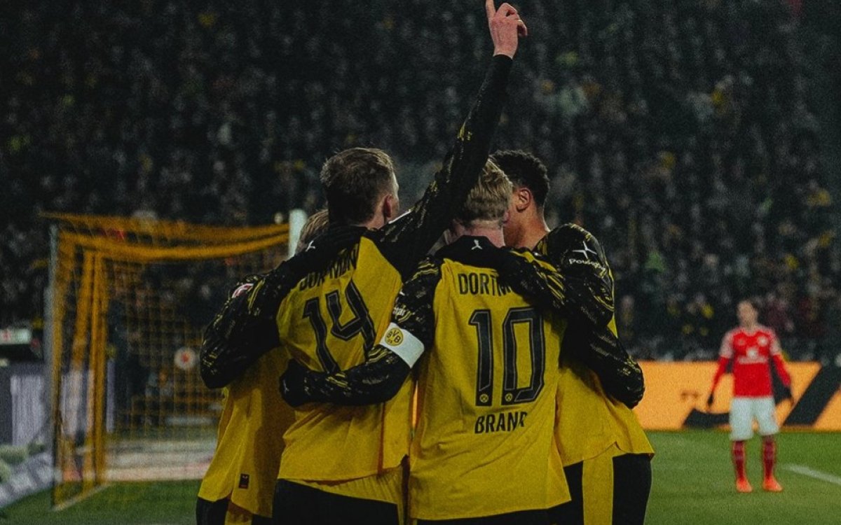 Dortmund tighten pressure in title race with win over Bayern