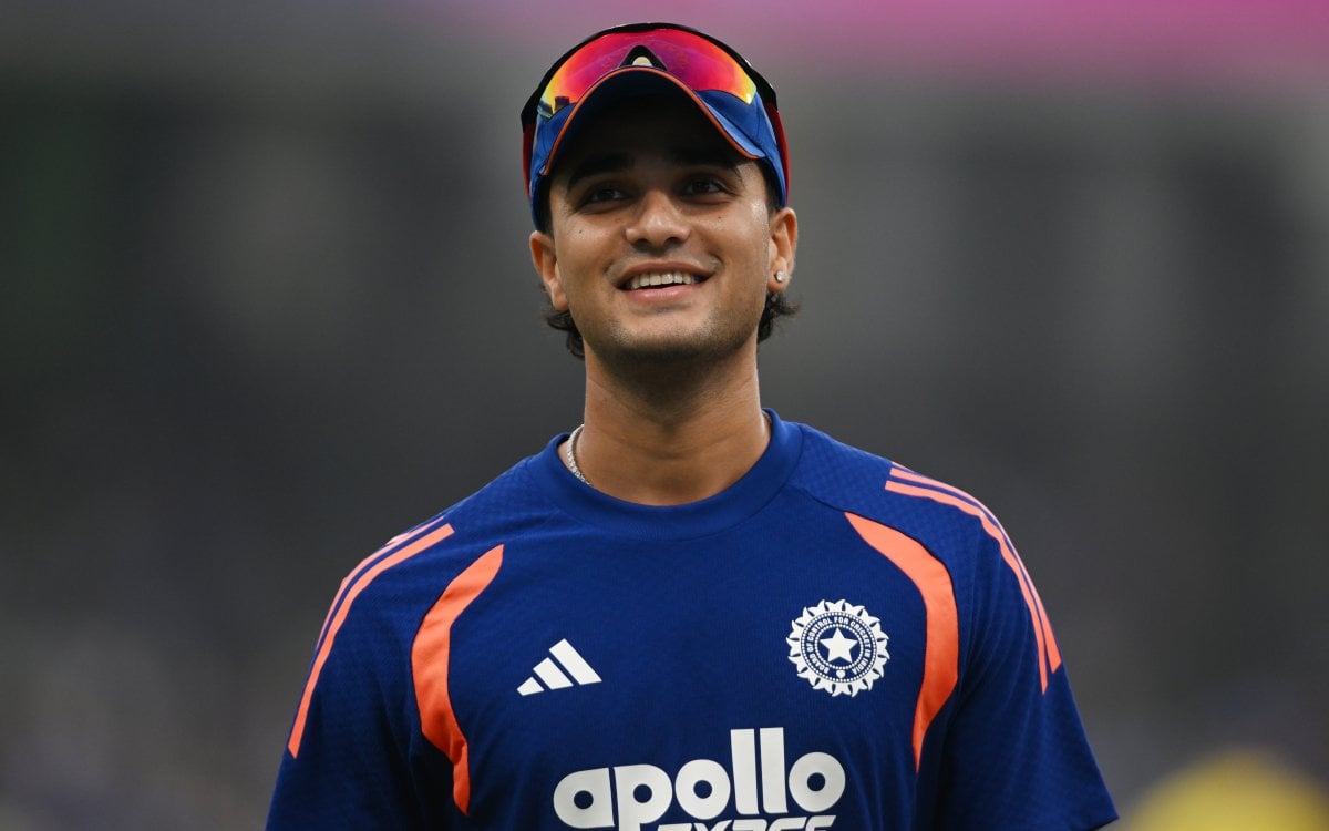 T20 WC: Unchanged Pakistan elect to bowl, Abhishek, Kuldeep return for India