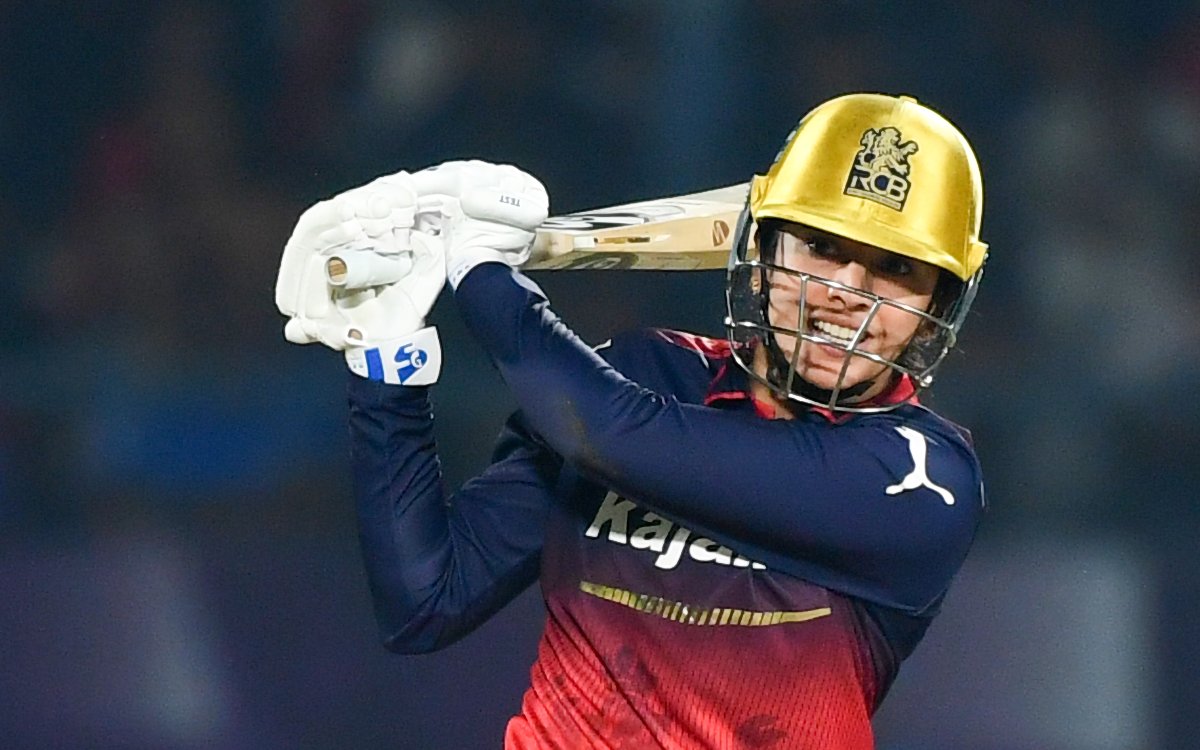 'To perform like that with fever shows incredible character': RCB head coach lauds Smriti's fighting