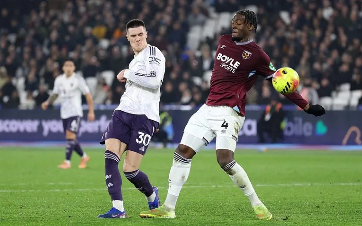 United rescue point at West Ham, Chelsea held at home by Leeds