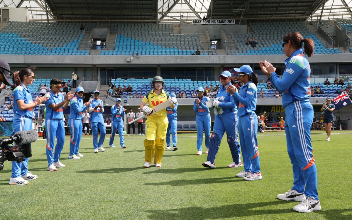 Indian women's team accords guard of honour to Alyssa Healy in her farewell ODI