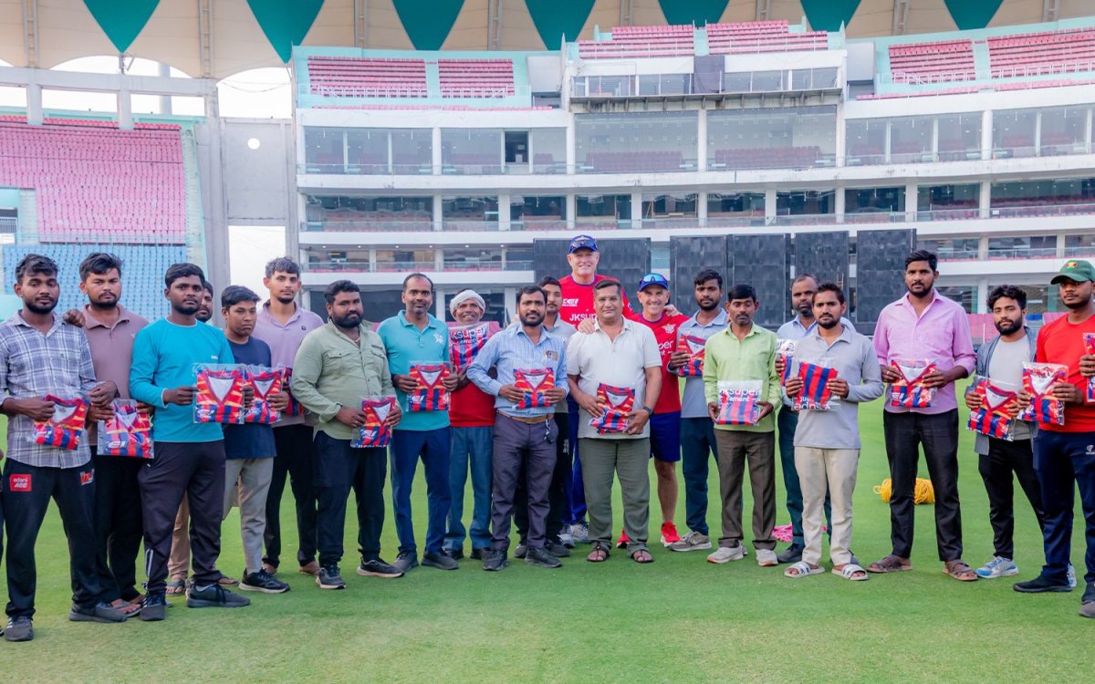 IPL 2026: Langer, Moody present LSG jerseys to groundsmen at Ekana