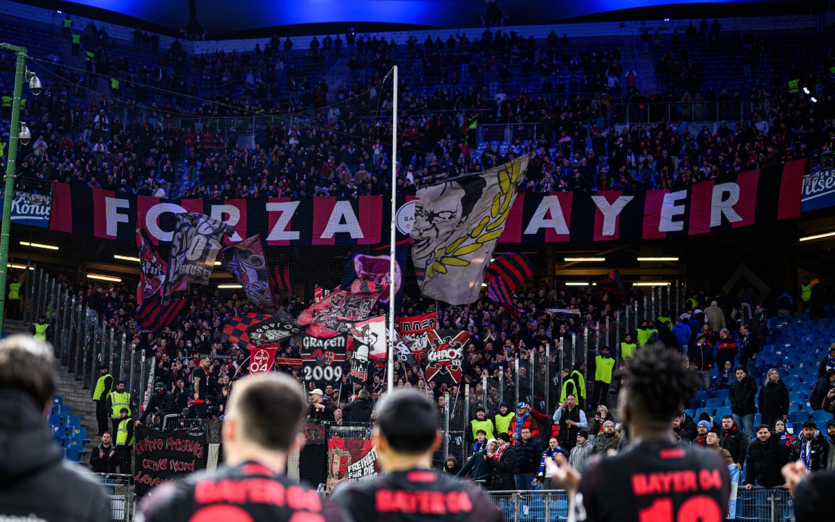 Leverkusen edges Hamburg to boost Champions League push