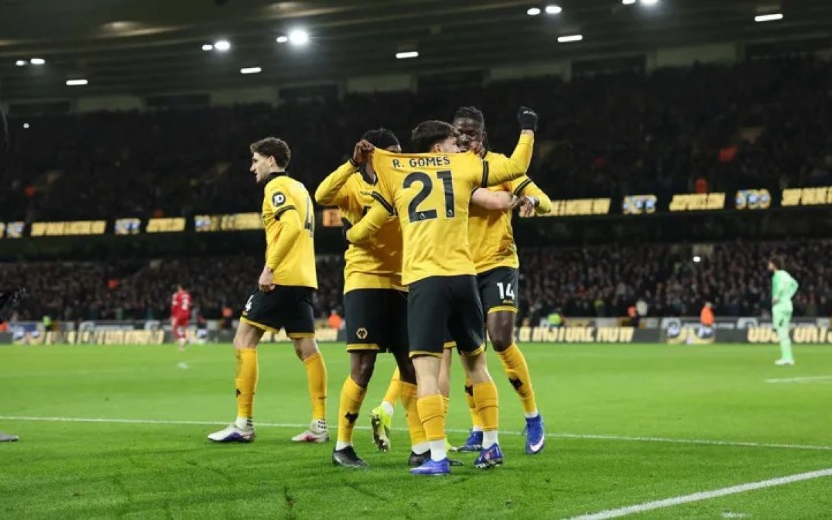 Liverpool beaten by late Wolves goal at Molineux