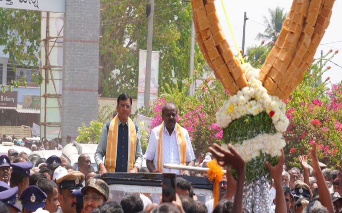 Mandaviya, Kumaraswamy lay foundation for Khelo India indoor stadium in K'taka's Mandya