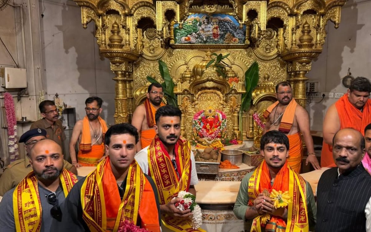 T20 WC: Axar, Abhishek and Kishan visit Siddhivinayak Temple ahead of SF