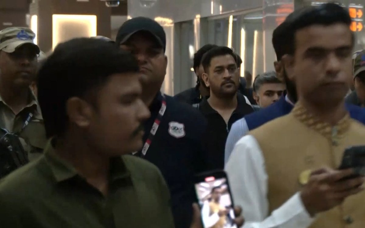 T20 WC: Dhoni arrives in Ahmedabad ahead of IND-NZ summit clash