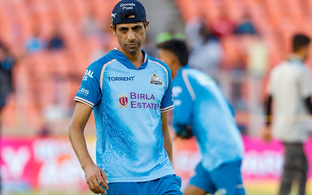 Ashish Nehra is like a football coach, never sits still: Harbhajan