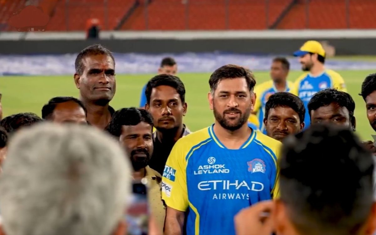 IPL 2026: MS Dhoni clicks photos with groundmen ahead of SRH clash
