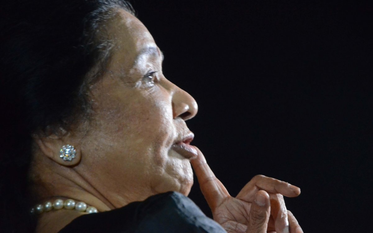 Sachin Tendulkar breaks down while paying his last respects to Asha Bhosle