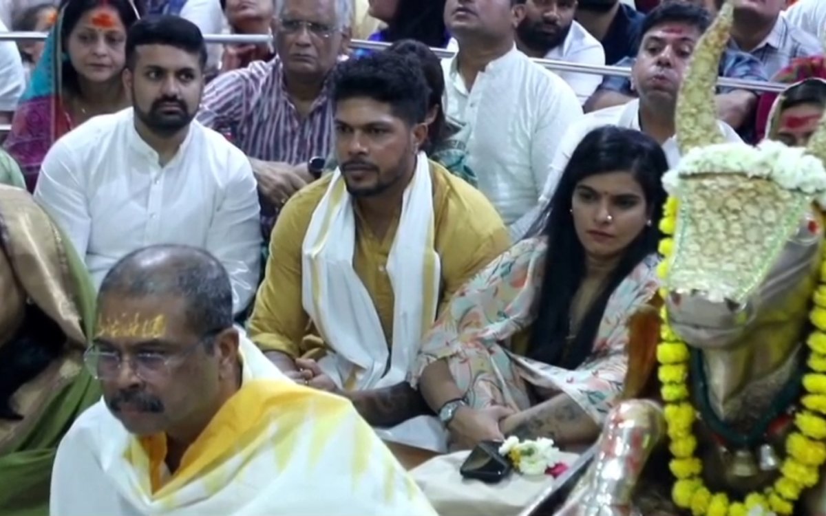 Umesh Yadav visits Mahakaleshwar Temple in Ujjain, attends Bhasma Aarti