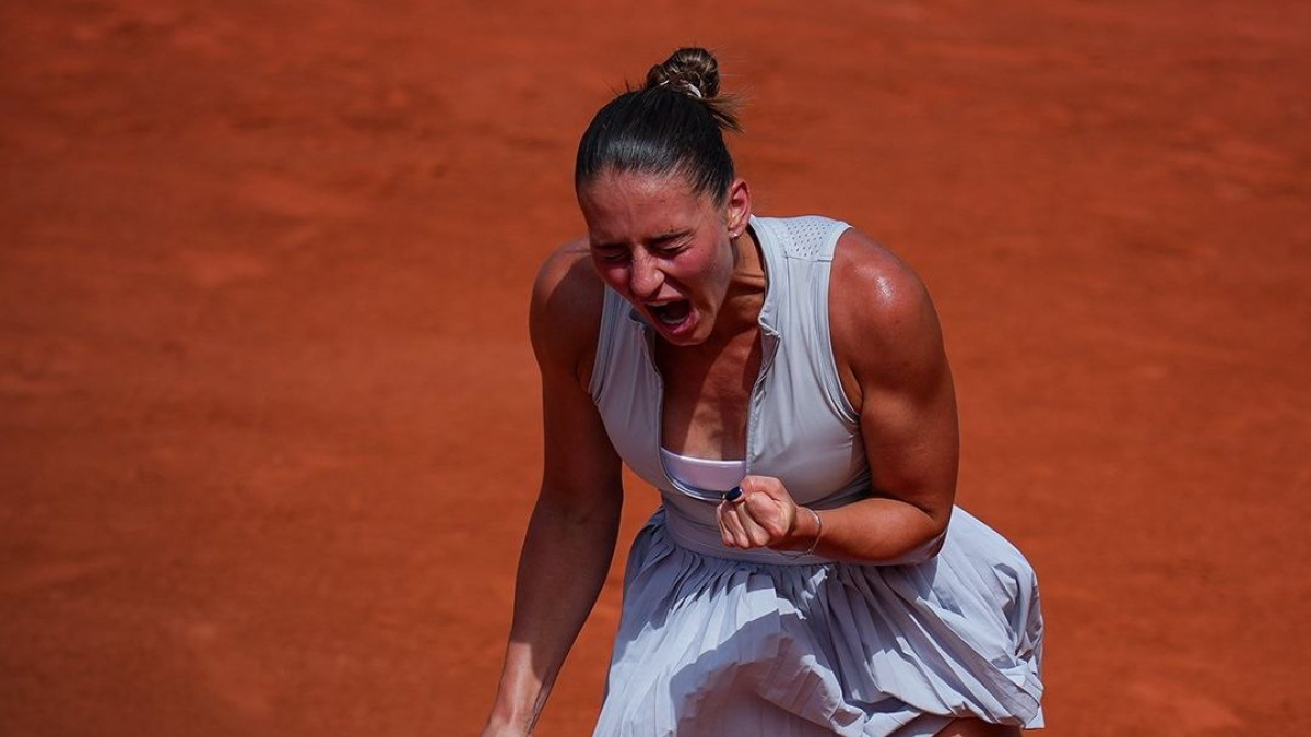 French Open: Kostyuk sets up Swiatek rematch as winning streak rolls on