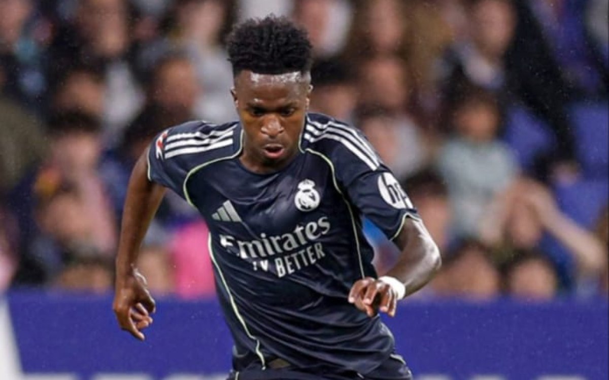Vinicius' double keeps Madrid alive as Barca made to wait for La Liga title