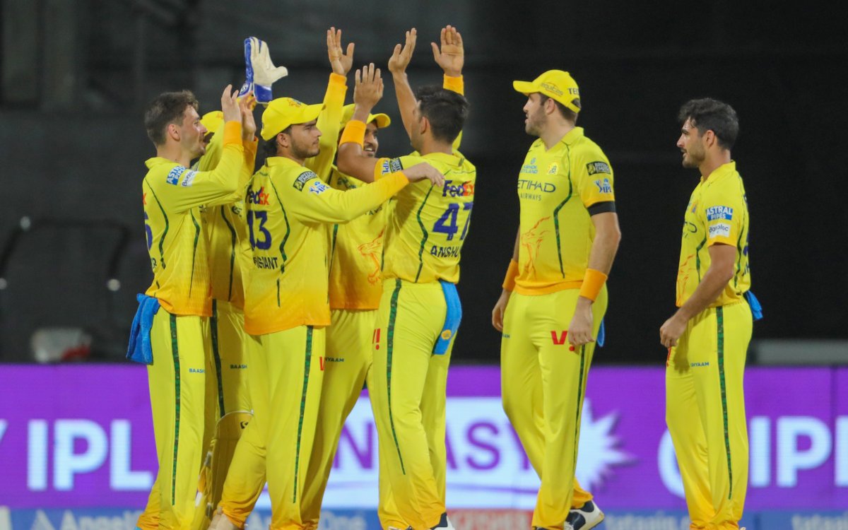 'We start the dance': Simons urges bowlers to seize control amid changing T20 dynamics