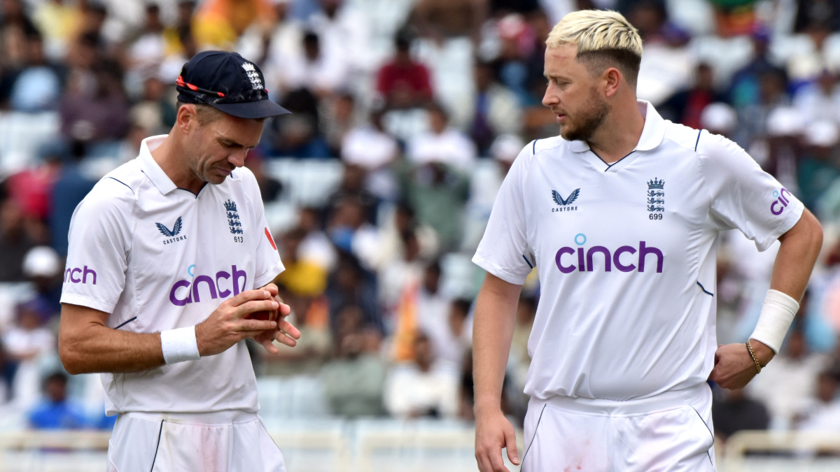 England sweat on Robinsons fitness as uncapped Crocombe drafted into Test squad