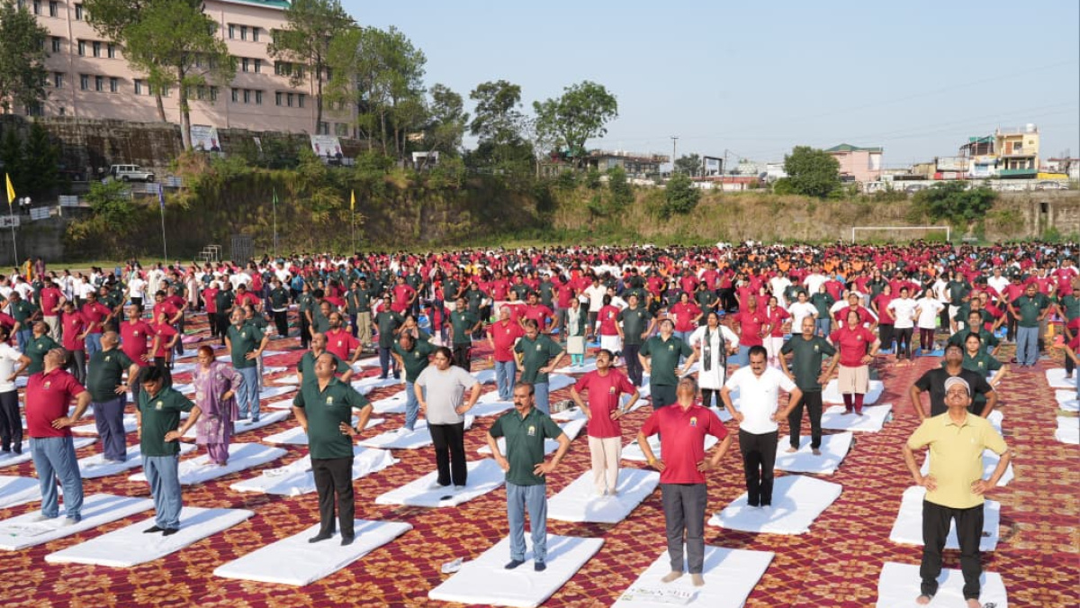 Himachal CM does yoga exercises with 2,000 participants