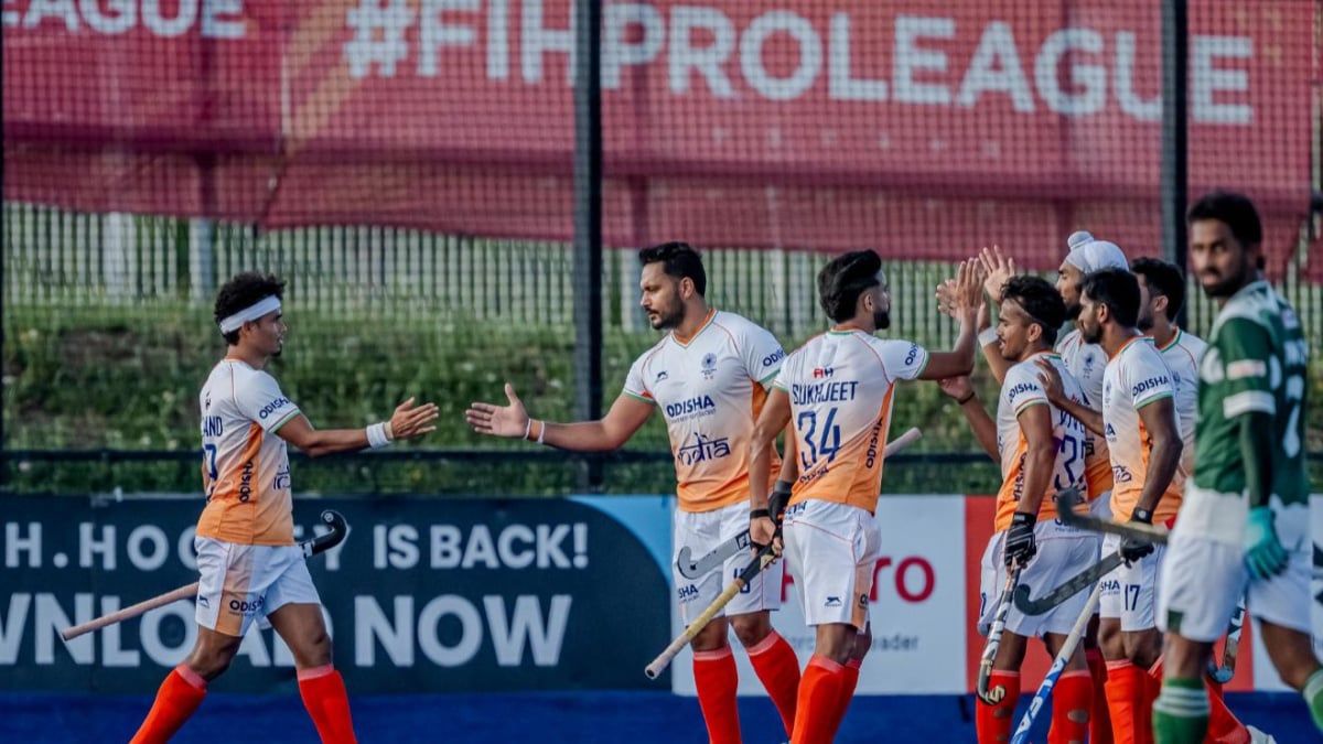 India and Pakistan players shake hands at FIH Pro League match in London