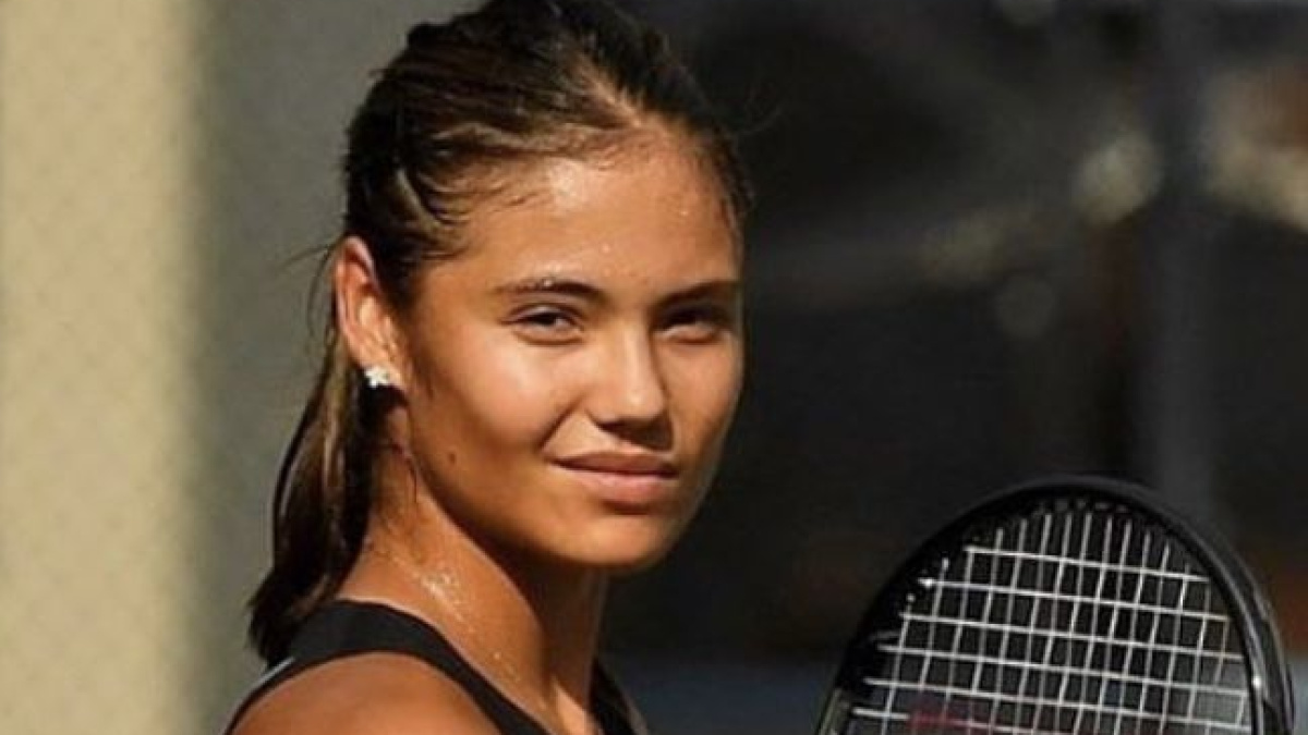 Raducanu storms into Queens second round with dominant win over Blinkova