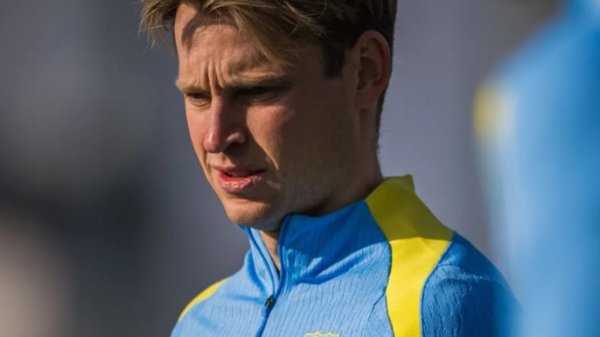 Barcelonas De Jong faces months out after World Cup knee injury