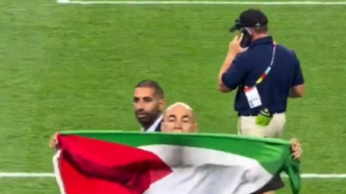 Egypt coach raises Palestinian flag after his sides first knockout win at a FIFA WC