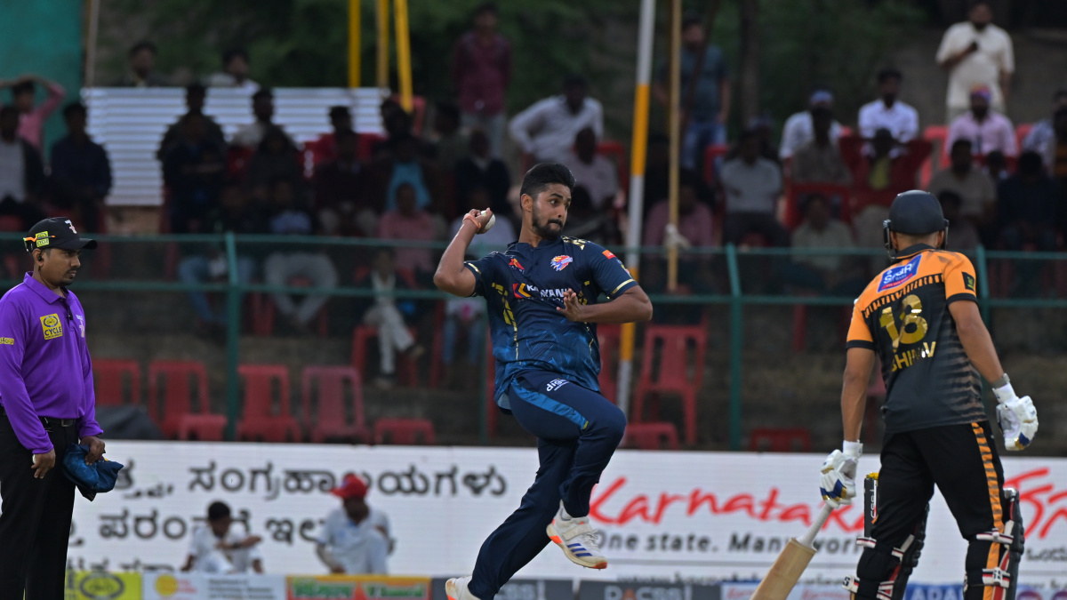Maharaja Trophy KSCA T20: Bengaluru Blasters edge Hubli Tigers by two runs to strengthen playoff pus